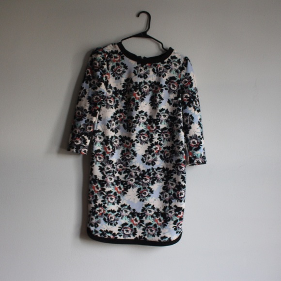 Dresses & Skirts - Super cute flowery dress